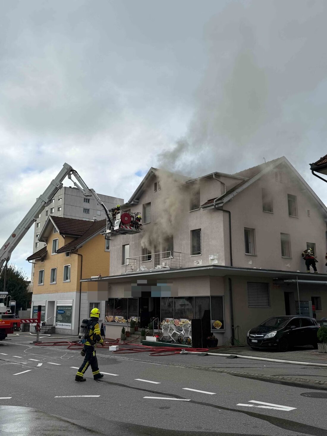 Am Sonntag, 28.09.2025, wurden bei einem Brand in Bazenheid drei Personen leicht verletzt. Die Feuerwehr evakuierte Anwohner, während die Brandursache noch ermittelt wird.