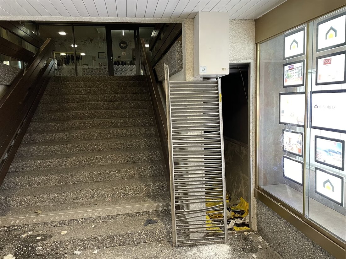 Am Samstagabend musste die Feuerwehr in St. Moritz wegen Rauchentwicklung in einem Wohn- und Geschäftshaus ausrücken. 40 Personen wurden evakuiert.