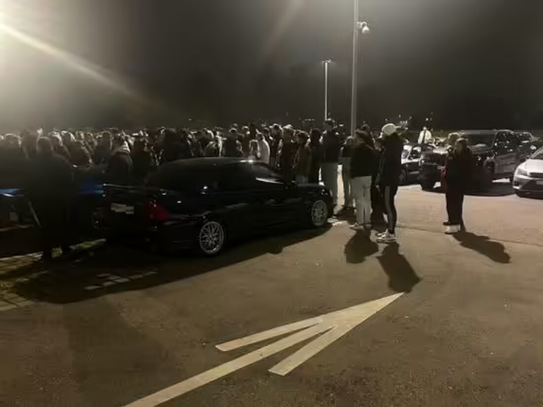Die Kantonspolizei Zürich unterband ein unbewilligtes Autotreffen in Kloten, kontrollierte 60 Fahrzeuge und stellte technische Mängel fest.