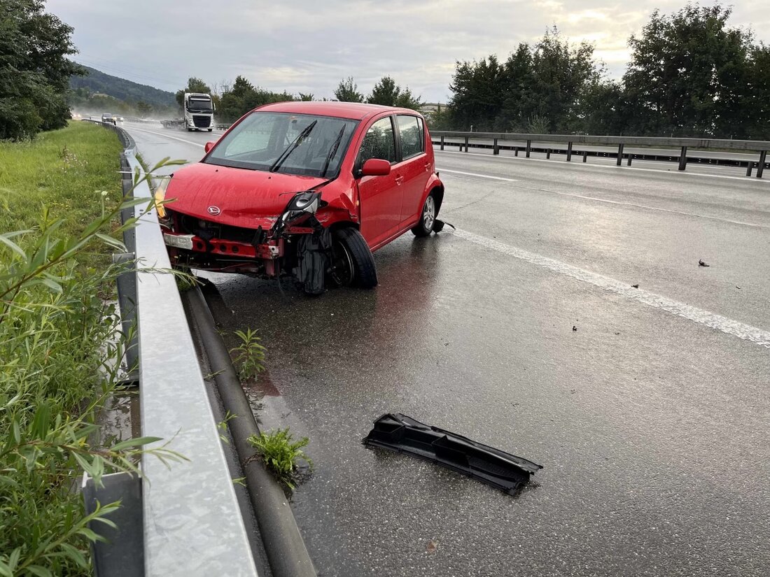 Im Kanton St.Gallen ereigneten sich am 28.07.2025 mehrere Verkehrsunfälle auf nasser Fahrbahn. Glücklicherweise blieben alle Fahrer unverletzt.