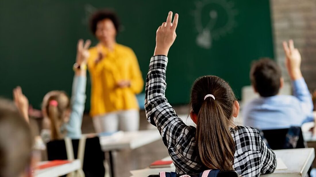 Regierungsrat empfiehlt, das Postulat zur Vertiefung des Staatskundeunterrichts in Glarus als erfüllt abzuschreiben.
