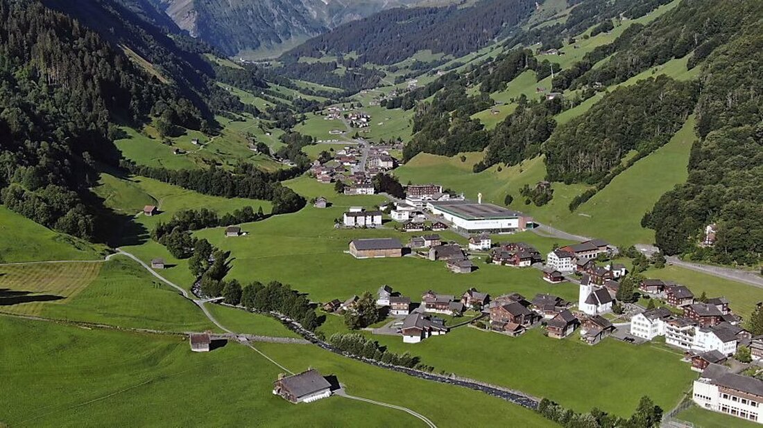 Glarus Süd Care erhält 25'000 Franken für die Entwicklung von Angeboten in Elm, um die ambulante Pflege zu stärken und die Versorgung zu verbessern.