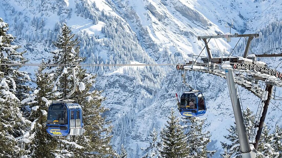 Der Regierungsrat beantragt zusätzliche Mittel für das Beschneiungsprojekt „Futuro“ der Sportbahnen Elm AG, um finanzielle Schwierigkeiten zu bewältigen.