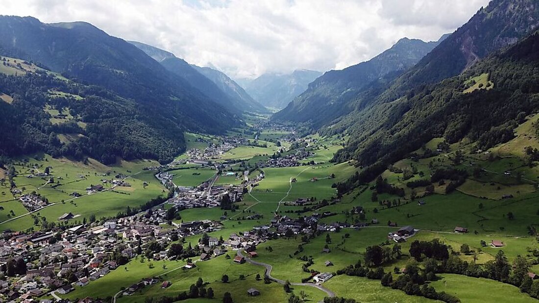Der Regierungsrat genehmigte am 4. Februar 2025 die kommunale Energieplanung von Glarus Süd, die Netto-Null-Emissionsziele bis 2050 festlegt.