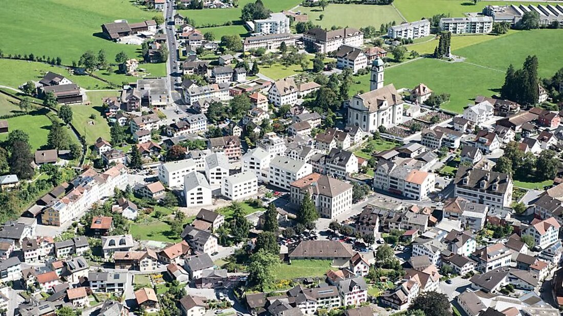Regierungsrat Glarus lehnt Vorschlag zur Lockerung der Gebäudeabstände ab – für nachhaltige Siedlungsentwicklung und Flexibilität.