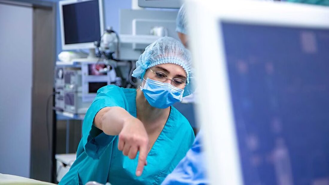 Der Glarner Regierungsrat lehnt Änderungen zu Referenztarifen für die schweizweite Spitalwahl ab, da Kostensenkungen bezweifelt werden.