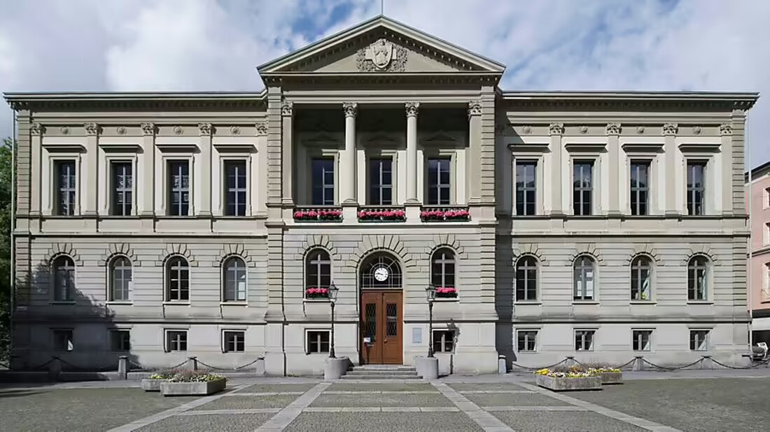 Regierungsrat Glarus verabschiedet 60 Maßnahmen im Entlastungspaket 2025+, um Finanzhaushalt um 7,6 Mio. Fr. zu entlasten.