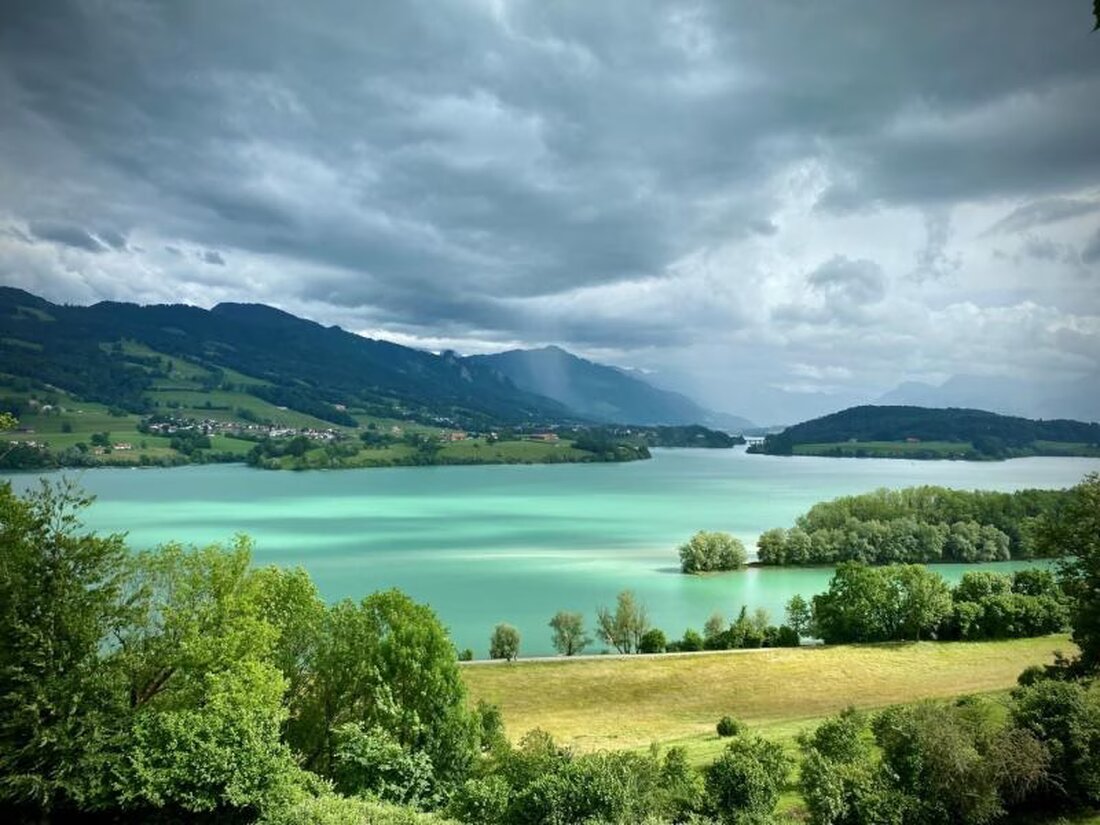 Im Jahr 2024 verzeichnete der Kanton Fribourg mit 11,3°C eine Rekordtemperatur, die weit über den Klimanormen liegt.