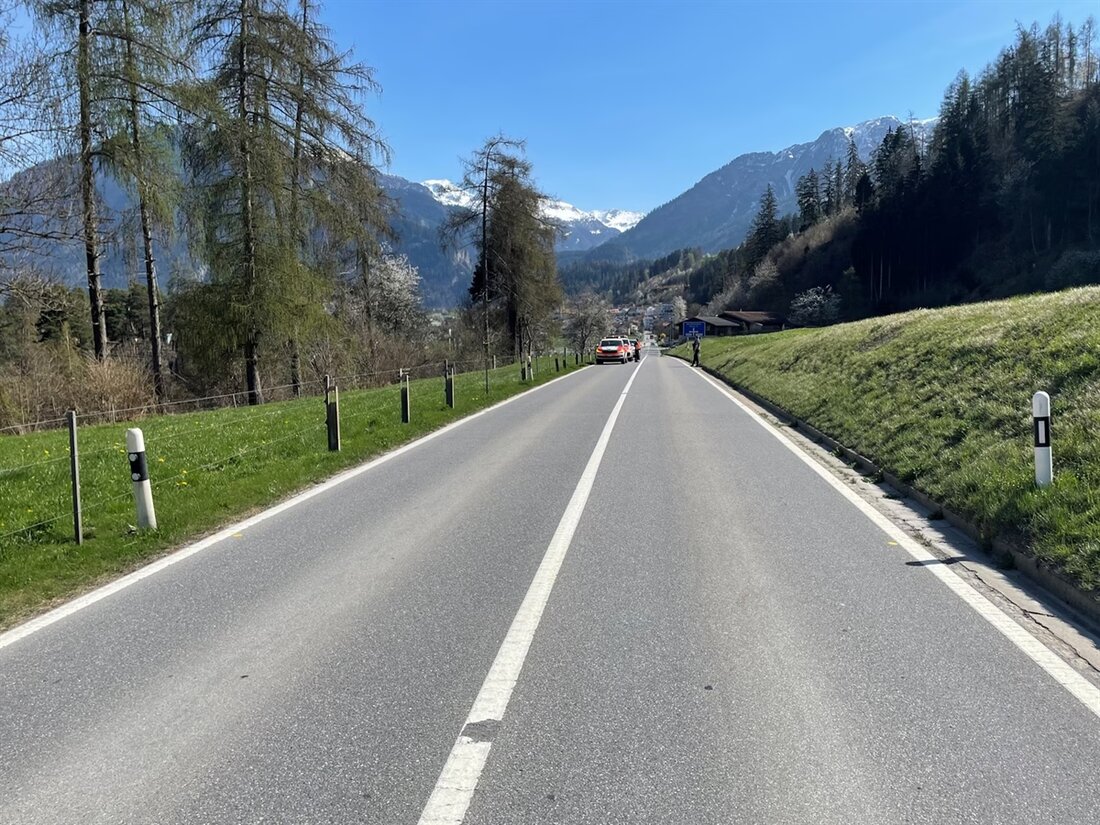 In Cazis kam es zu einer Streifkollision zwischen einem Rennradfahrer und einem SUV. Zeugen werden dringend gesucht, um Hinweise zu geben.