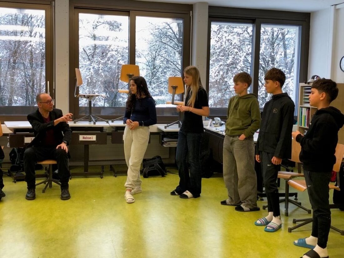 Erleben Sie mit «On joue?!» einen immersiven Workshop für Schüler der OS Jolimont, der Theaterbesuche neu vermittelt.