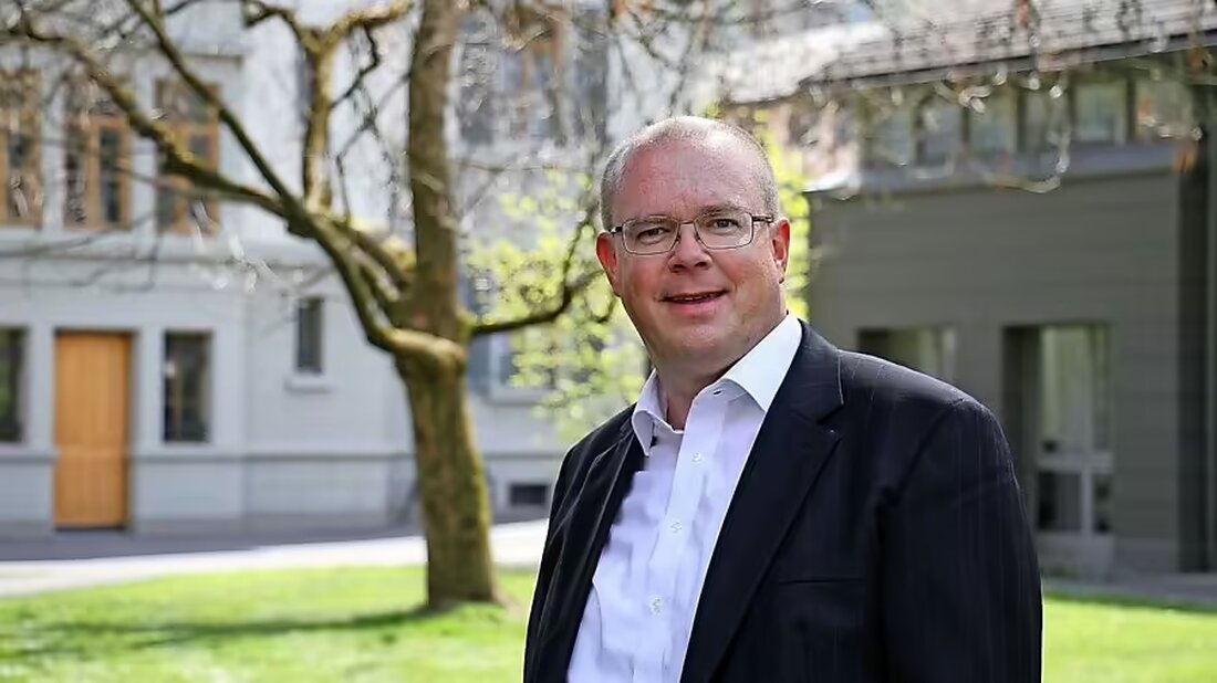 Richard Schmidt wird ab 1. November 2025 Kommandant der Kantonspolizei Glarus. Er folgt auf Markus Denzler in dieser verantwortungsvollen Position.