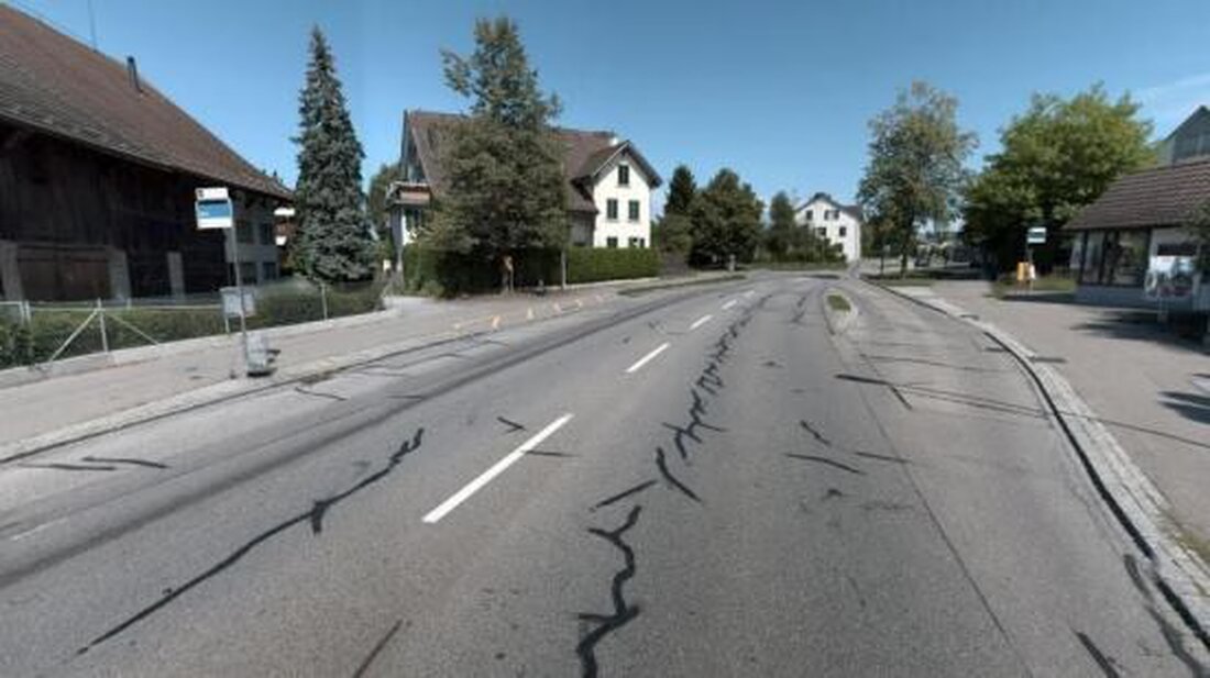 Die Stadt Uster plant eine umfassende Sanierung der Riedikerstrasse, um Sicherheit und Lärmminderung für die Anwohner zu gewährleisten.