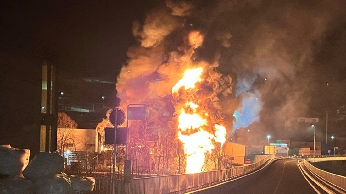 Am 2. März 2025 brach in Stalden ein Brand in einer Industriehalle aus, der große Sachschäden verursachte. Ermittlungen laufen.