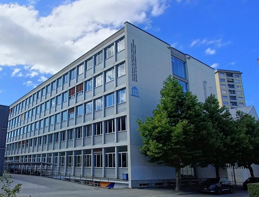Staatsrat beantragt 5 Millionen Franken für umfassende Renovation der Hochschule für Wirtschaft, um Energieeffizienz und Sicherheit zu verbessern.