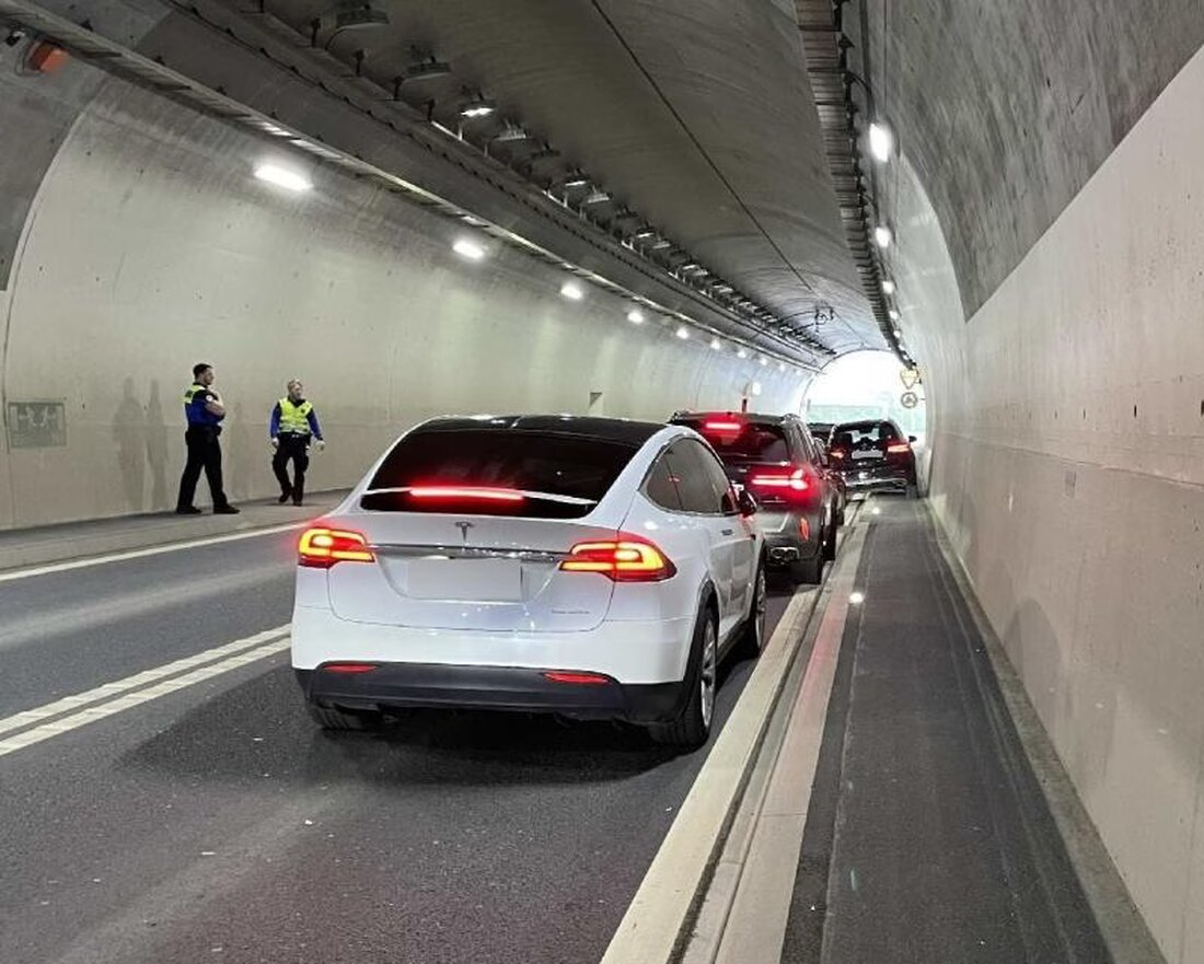 Ein alkoholisierter Fahrer kollidierte am 19. März 2025 auf der H189 im Montcalia-Tunnel mit zehn Fahrzeugen, Tunnel gesperrt.