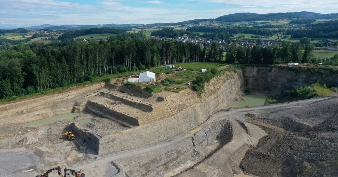 Am 24. Mai 2025 öffnet das Amt für Denkmalpflege und Archäologie die Ausgrabungen römischer Gebäude im Äbnetwald für die Öffentlichkeit. Besuchen Sie die archäologischen Entdeckungen in Cham-Oberwil und erfahren Sie mehr über das Leben vor 2000 Jahren.