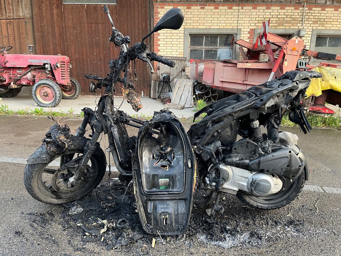 In Dussnang brannte am Montagmorgen ein Roller nach einem technischen Defekt. Glücklicherweise wurde niemand verletzt.