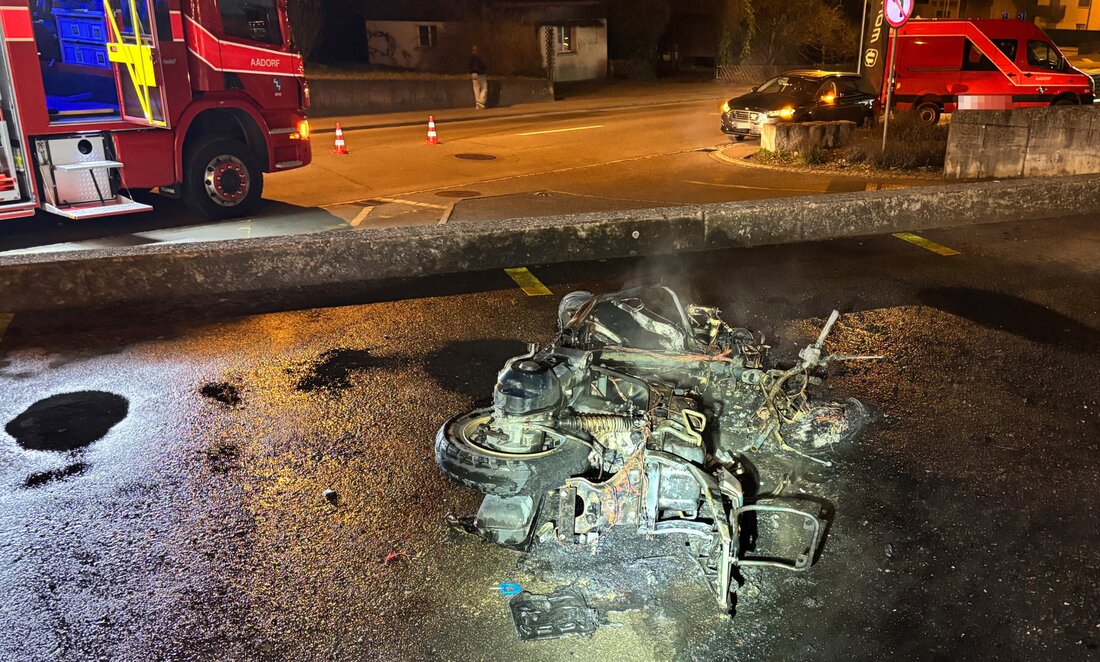 Am Mittwochabend kam es in Aadorf zu einem Rollerbrand bei einer Tankstelle. Feuerwehr löschte, es gab keine Verletzten.