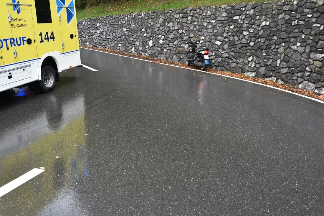 Ein 17-jähriger Rollerfahrer verletzte sich leicht bei einem Unfall in Niederteufen. Der Sturz ereignete sich auf nasser Fahrbahn.