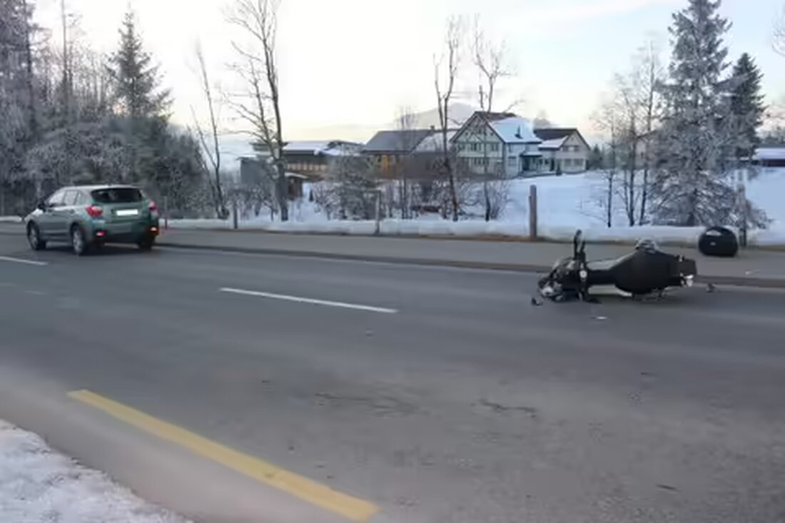 Auffahrkollision zwischen einer Rollerfahrerin und einem stillstehenden Auto in Appenzell. Glücklicherweise keine Verletzten.