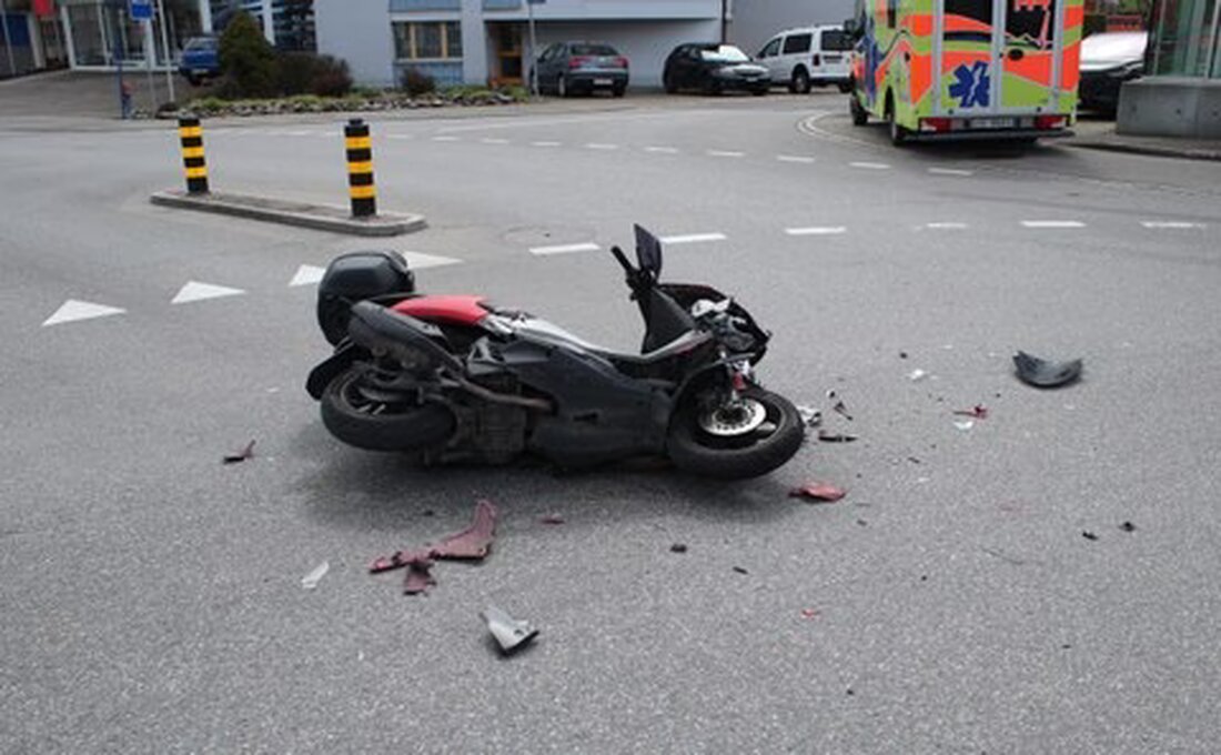 Bei einer Kollision zwischen einem Auto und einem Roller in Appenzell wurde eine 20-jährige Fahrerin leicht verletzt. Die Unfallursache wird untersucht.