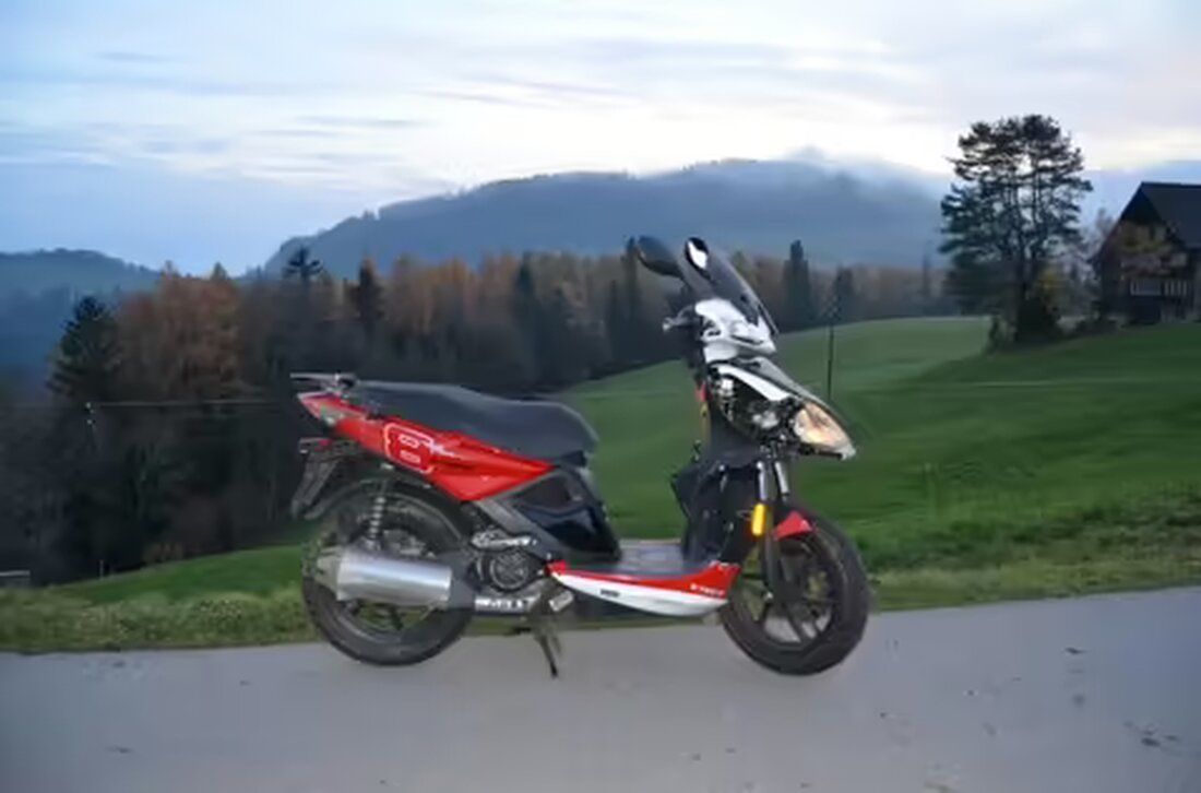 In Oberegg verunglückte eine 16-jährige Rollerfahrerin am 2. Dezember 2022 nach einem Sturz. Sie wurde ins Spital geflogen.