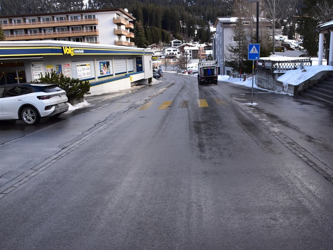 In Lenzerheide kam es bei Ausparkieren zu einem Unfall: Ein 82-Jähriger kollidierte mit einer 66-jährigen Fussgängerin.