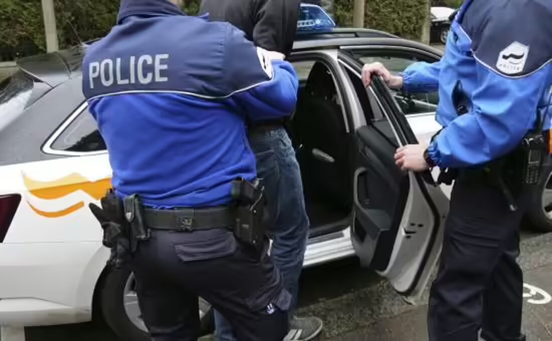 Kantonspolizei fasst vier mutmassliche Rumänische Diebe in Châtel-St-Denis, klärt mehrere Portemonnaie- und Ladendiebstähle auf.