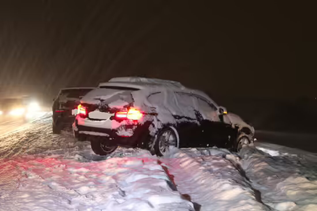 Eine 28-jährige Fahrerin verlor bei winterlichen Verhältnissen die Kontrolle über ihr Auto in Appenzell und blieb unverletzt.