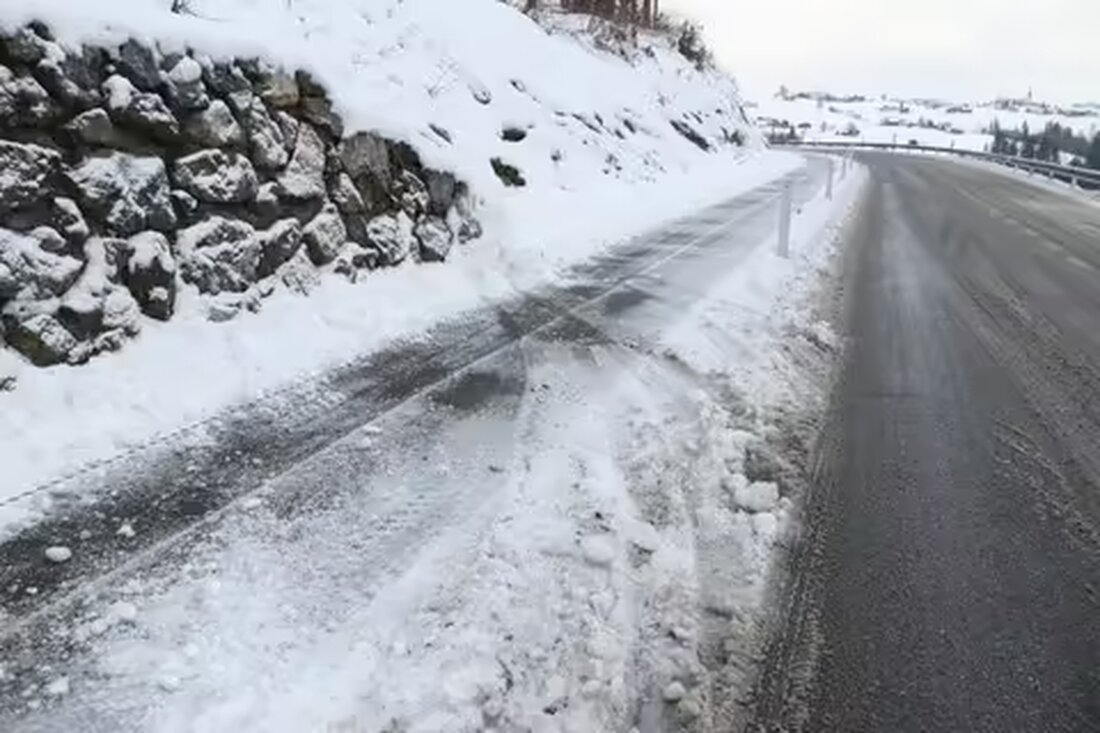 Eine 30-jährige Fahrerin verursacht in Haslen einen Unfall nach Überholvorgang auf winterlicher Fahrbahn, nur Sachschaden entstanden.