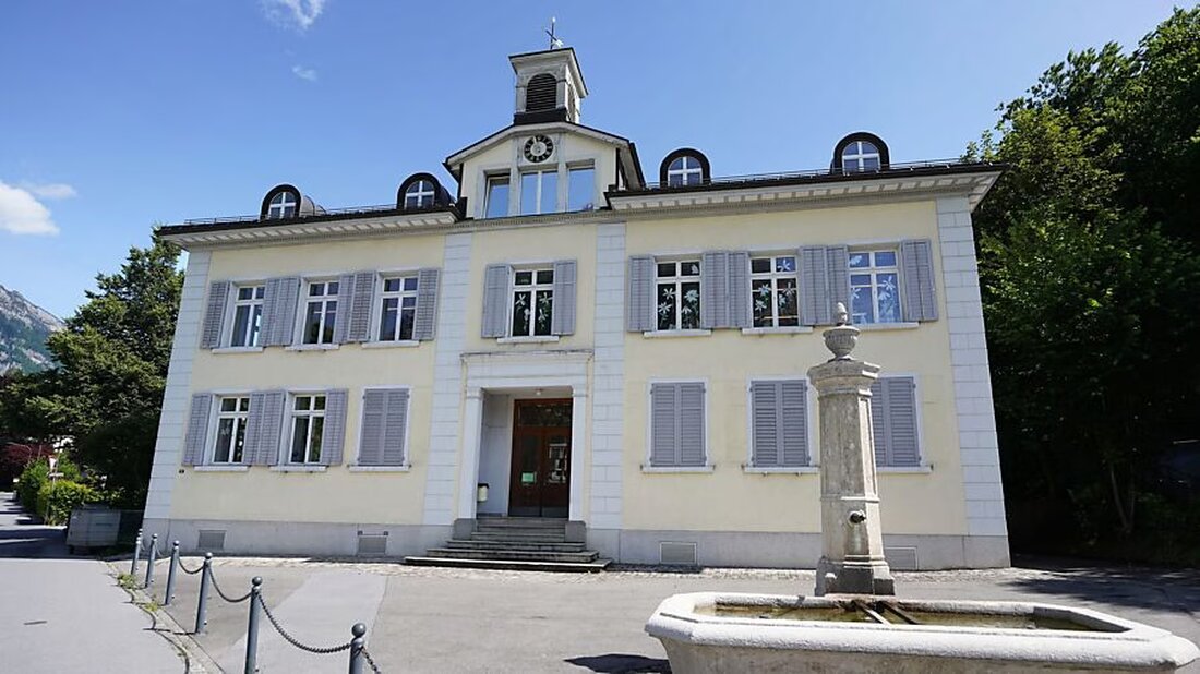 Am 10. Juni 2025 genehmigt der Regierungsrat den Denkmalschutzbeitrag für die Sanierung der Fenster des Burgschulhauses in Glarus.