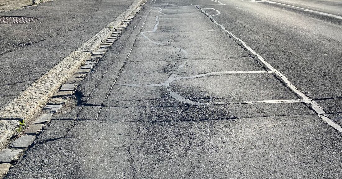 Sanierung der Edlibachstrasse in Neuheim beginnt am 3. März 2025. Umfassende Maßnahmen für Verkehrssicherheit und Komfort.