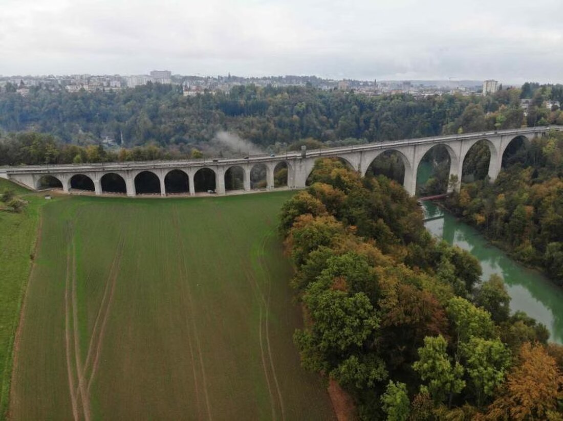 Instandsetzungsarbeiten an der Pérolles-Brücke: Erneuerung der Fahrbahndecke und Trottoir für mehr Sicherheit und verbesserten Verkehrsfluss.