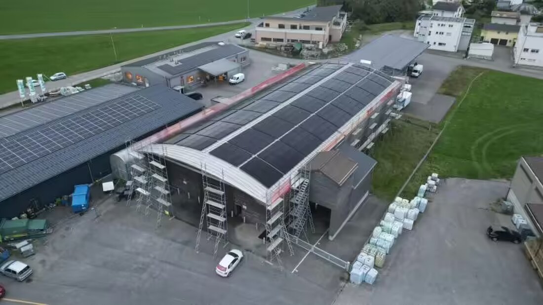 Die Salzhalle in Chénens installiert eine 187 kWp Solaranlage zur Deckung des Strombedarfs und CO₂-Reduktion.