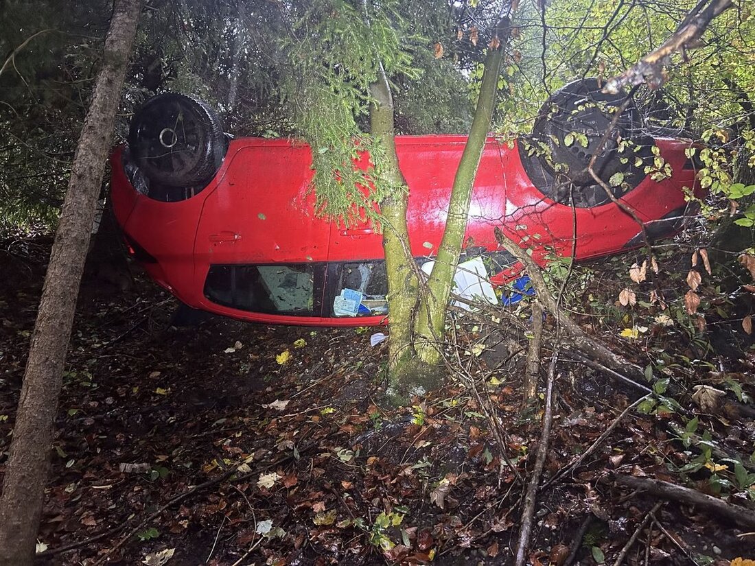 Am 06. Oktober 2025 kam es in Schachen bei Herisau zu einem Selbstunfall. Ein 21-Jähriger verlor in einer Kurve die Kontrolle über sein Auto. Verletzt wurde niemand, jedoch entstand erheblicher Sachschaden.