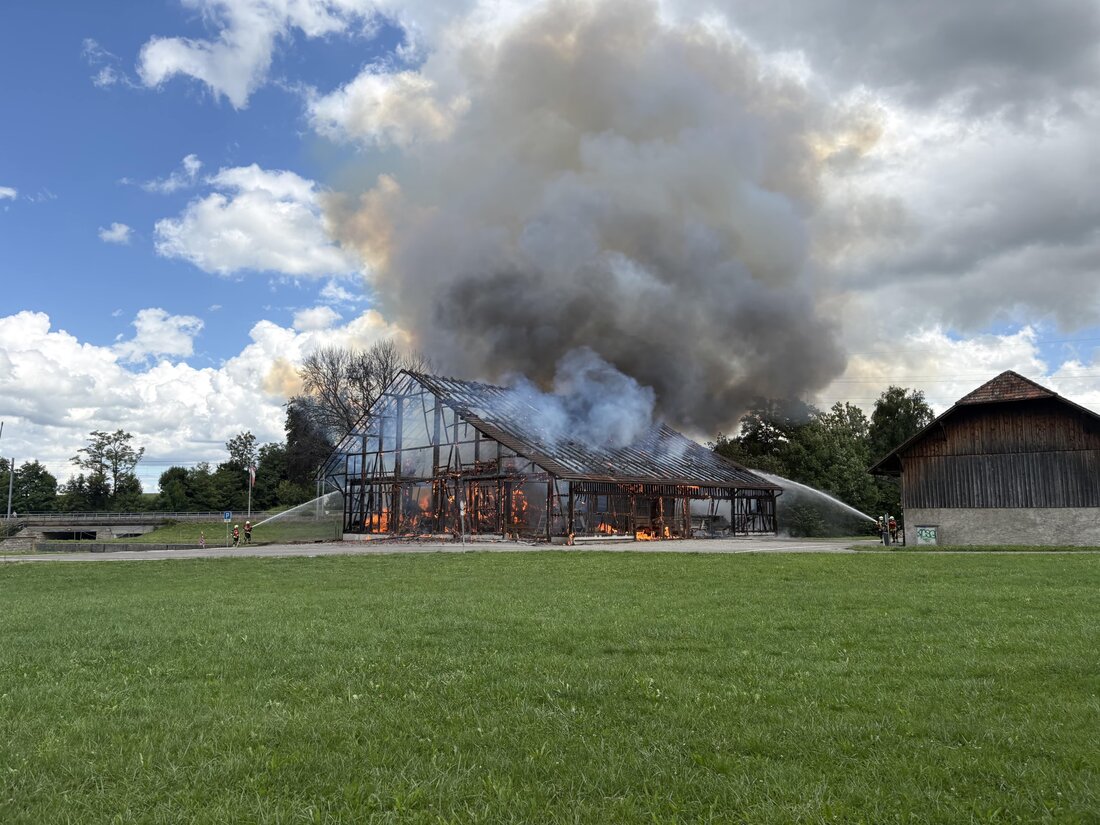 In Tänikon bei Ettenhausen kam es zu einem Scheunenbrand während Abflammarbeiten. Verletzt wurde niemand, doch der Sachschaden ist beträchtlich.