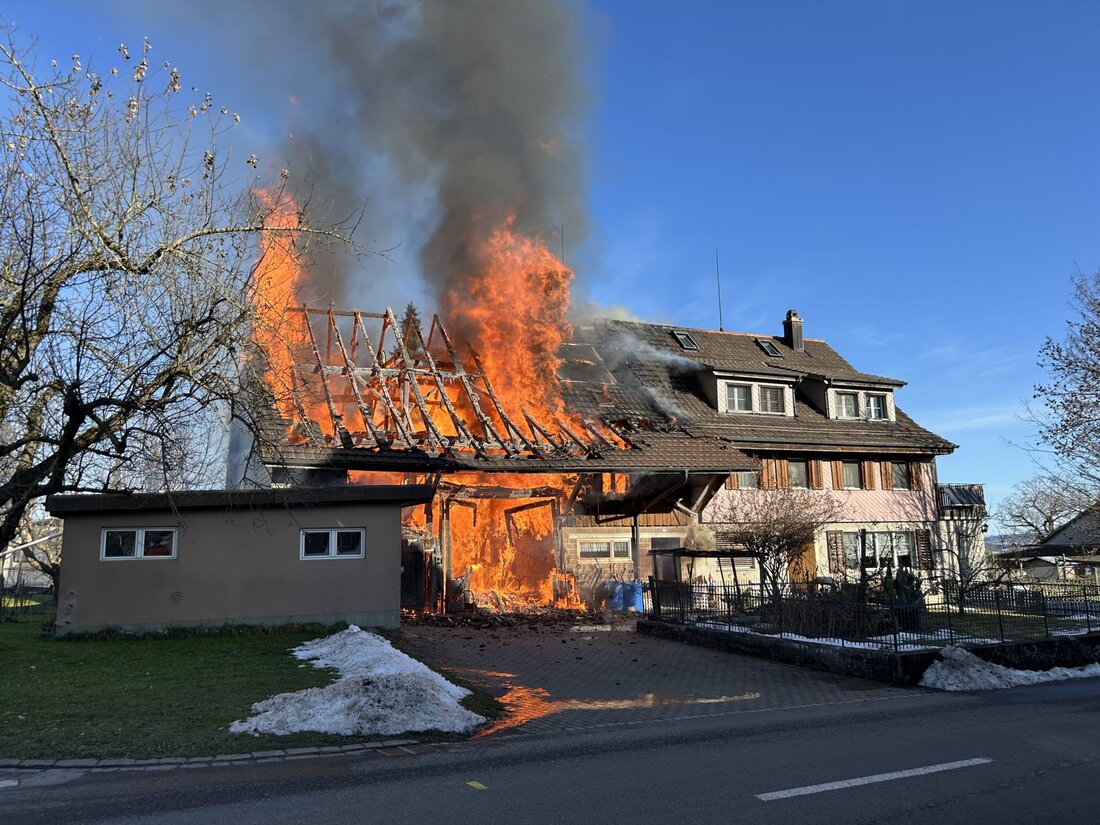 In Tuttwil brach am Montag eine Scheune in Vollbrand aus. Zwei Personen wurden leicht verletzt. Die Brandursache ist unklar.