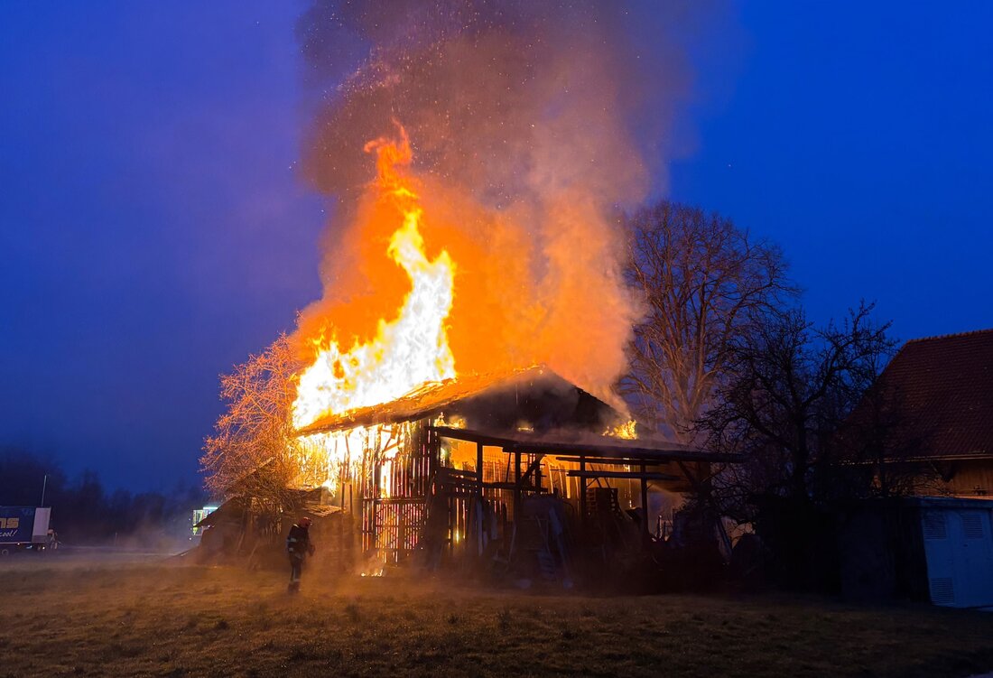 Am Samstagmorgen brannte eine Scheune in Bürglen. Kantonspolizei Thurgau ermittelt, Zeugenaufruf! Sachschaden im sechsstelligen Bereich.