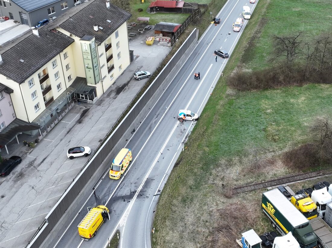In Schiers kam es zu einem schweren Verkehrsunfall auf der N28, bei dem vier Fahrzeuge beteiligt waren. Drei Personen wurden verletzt.