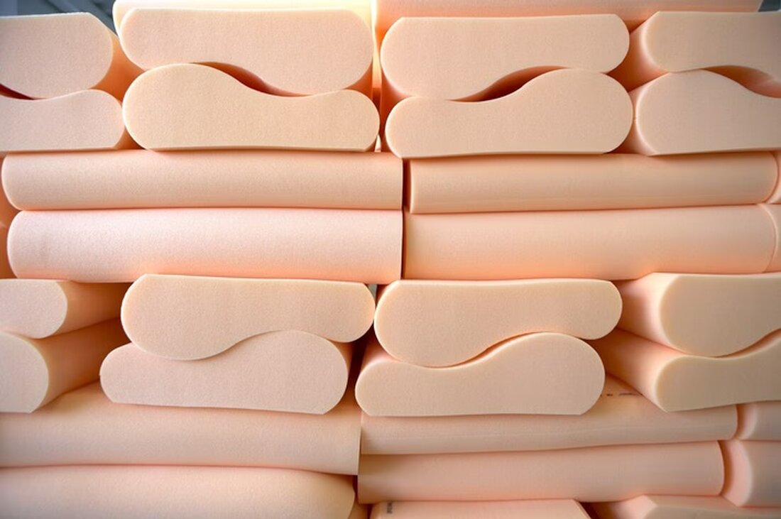 elsa präsentiert innovative Kissen aus biobasiertem Schaumstoff, hergestellt aus Speiseölresten und zertifiziert nach ISCC+.