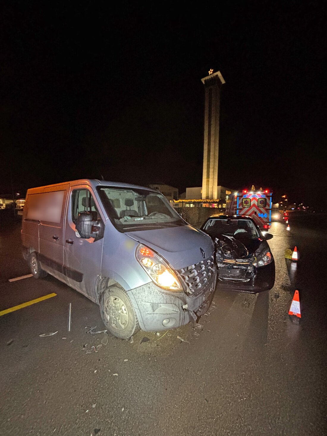 Bei einem Unfall in Schlatt wurde am Montagabend eine 29-jährige Autofahrerin leicht verletzt, als ihr Auto mit einem Lieferwagen kollidierte.