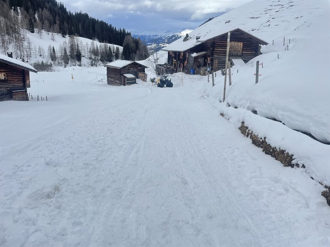 Eine Schlittenfahrerin verletzte sich am Montag bei Langwies schwer, nachdem sie mit einem Quad kollidierte. Ermittlungen laufen.