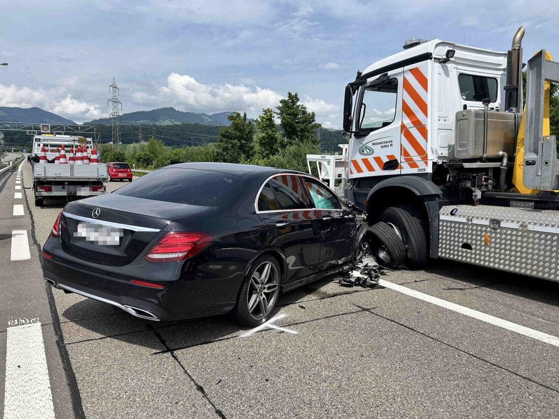 Am Mittwoch, 04.06.2025, verunfallte ein 46-Jähriger auf der A15 gegen einen Prellbock-Anhänger und verletzte sich leicht.