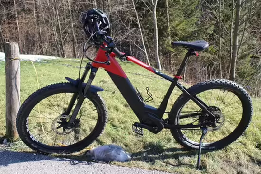 Ein 14-Jähriger verletzte sich bei einem E-Bike-Unfall mit seinem Vater. Kollision auf Alten Schlatterstrasse, 12.02.2023.