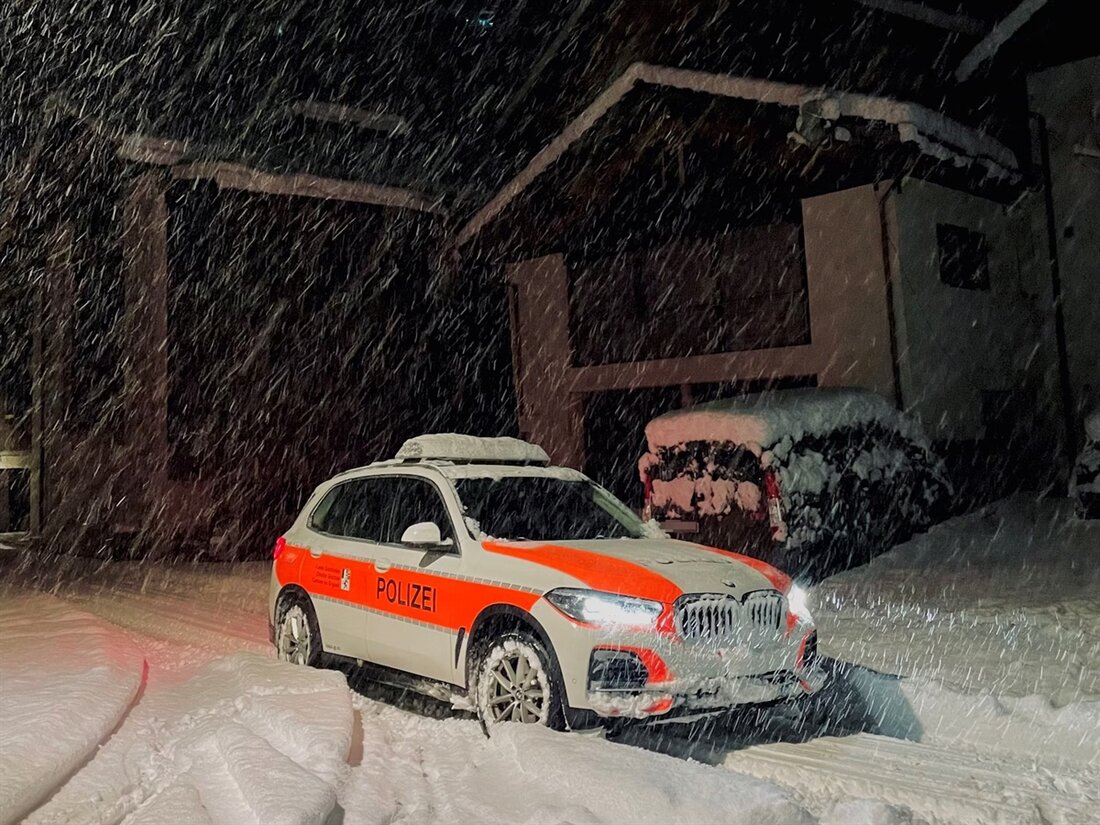 In Nordbünden kam es an schneebedeckten Straßen zu mehreren Verkehrsunfällen. Die Kantonspolizei warnt vor unzureichender Winterausrüstung.