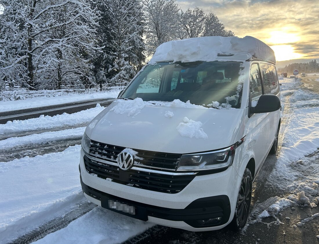 Die Kantonspolizei Thurgau kontrollierte am Freitag Fahrzeuge mit Schnee auf dem Dach. Fahrer müssen Schneebeseitigung beachten.