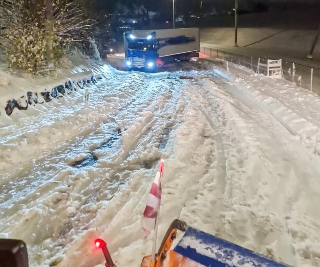 Nach intensiven Schneefällen unternahm die Kantonspolizei über 90 Einsätze im Kanton, um den Verkehr wiederherzustellen.