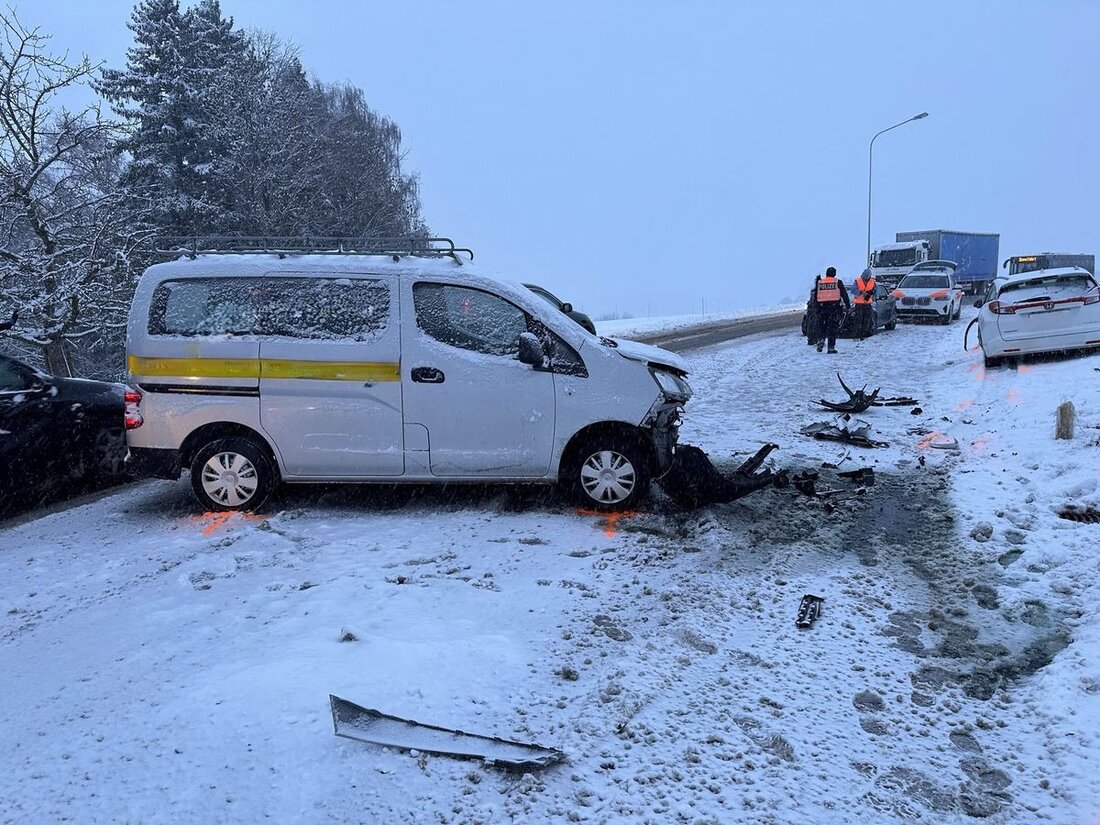 Schneefall verursacht mehrere Verkehrsunfälle in Appenzell Ausserrhoden am 21.11.2025, Verletzte und erheblicher Sachschaden.