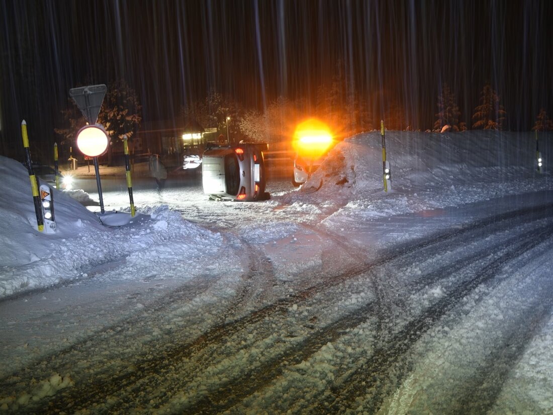 Im Kanton Graubünden kam es aufgrund von Schnee zu Verkehrsunfällen, darunter ein Unfall in Pian San Giacomo mit einem Auto auf Sommerreifen.