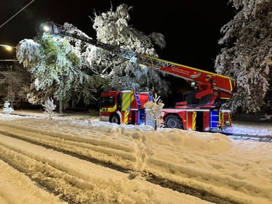 Schneefall sorgt für Chaos im Feierabendverkehr in Basel-Stadt: Einsatzkräfte bewältigen zahlreiche Notfälle und Verkehrsbehinderungen.
